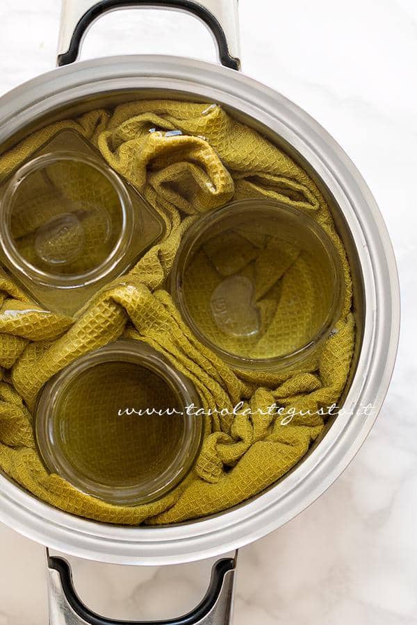 Riempire d'acqua la pentola con i Vasetti - Sterilizzare i Vasetti di vetro per le Conserve