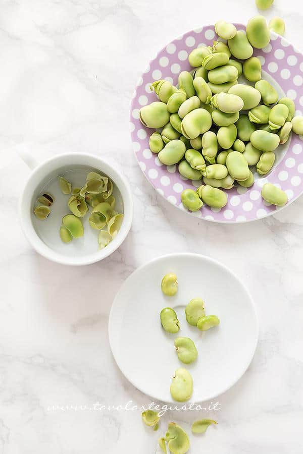 Sgusciare e sbucciare le fave fresche - Ricetta Asparagi in padella