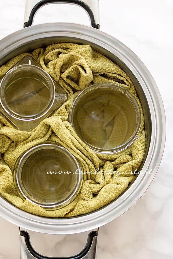 Sistemare i Vasetti di vetro in pentola - Sterilizzare i Vasetti di vetro per le Conserve