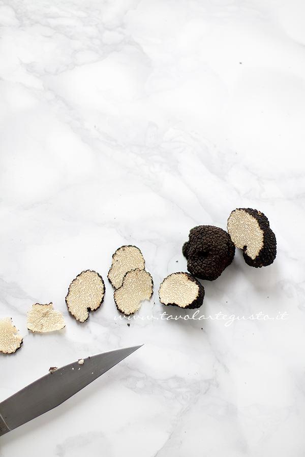Tartufo nero estivo (Tartufo Scorzone) pulito e affettato - Ricetta Risotto al Tartufo nero estivo