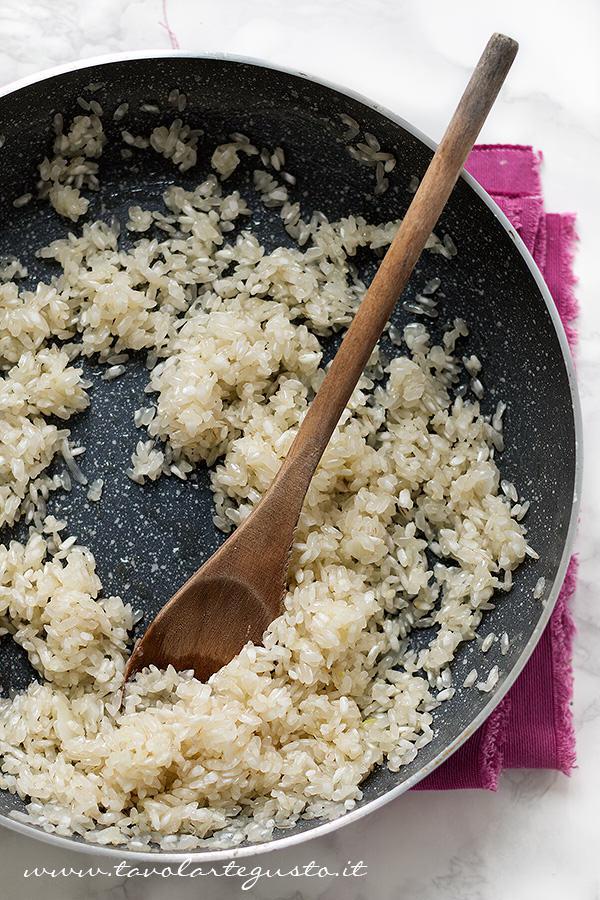 Tostare il riso - Ricetta Risotto al Tartufo nero estivo