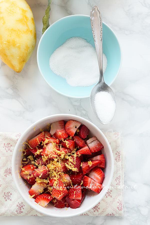 condire la frutta per il crumble di fragole