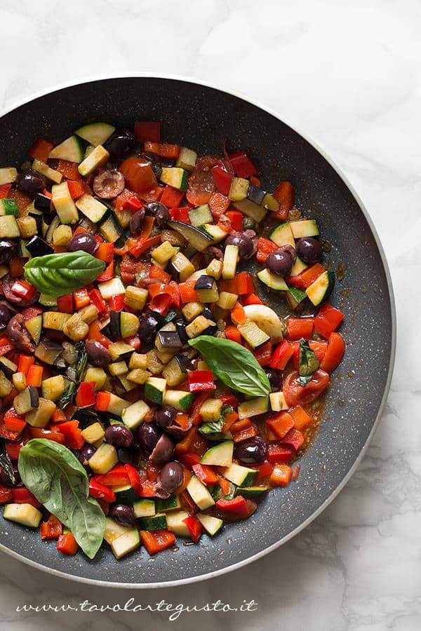 Aggiungere tutte le verdure e lasciarle stufare appena - Ricetta Pasta all'ortolana