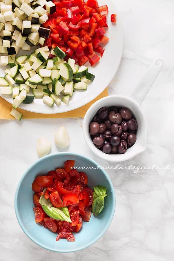 Lavare e affettare le verdure - Ricetta Pasta all'ortolana