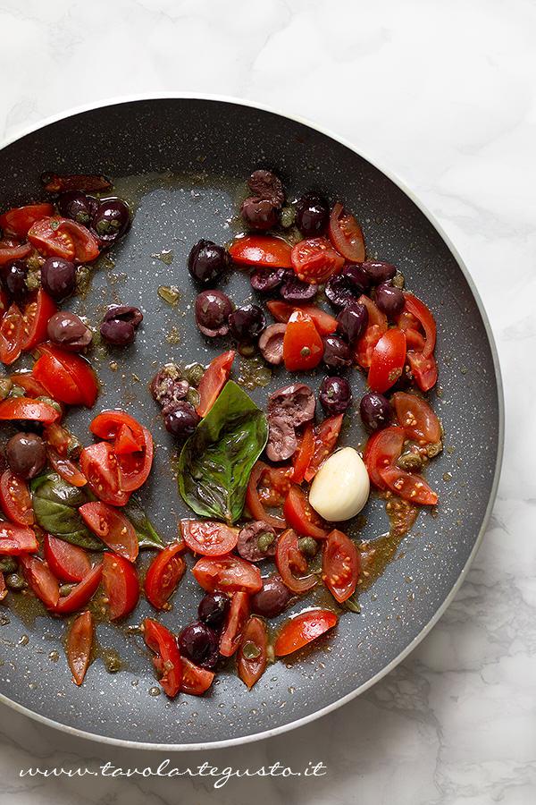 Saltare in padella i pomodorini con olive e capperi - Ricetta Pasta all'ortolana