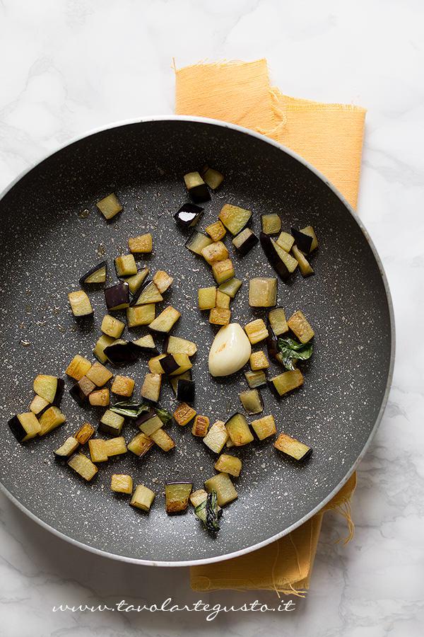 Soffriggere le melanzane - Ricetta Pasta all'ortolana