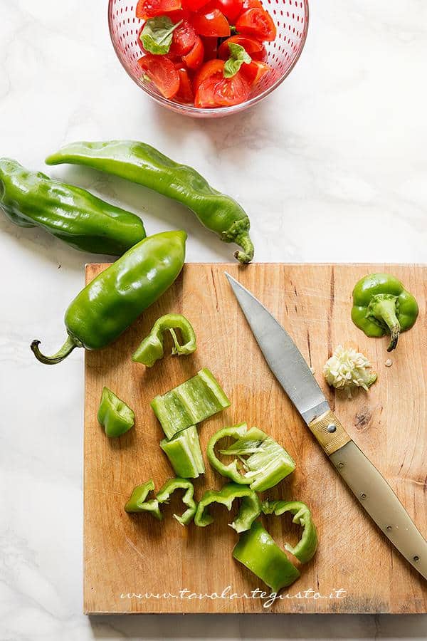 Affettare i pomodorini e i peperoncini dolci - Ricetta Melanzane ripiene di verdure al forno