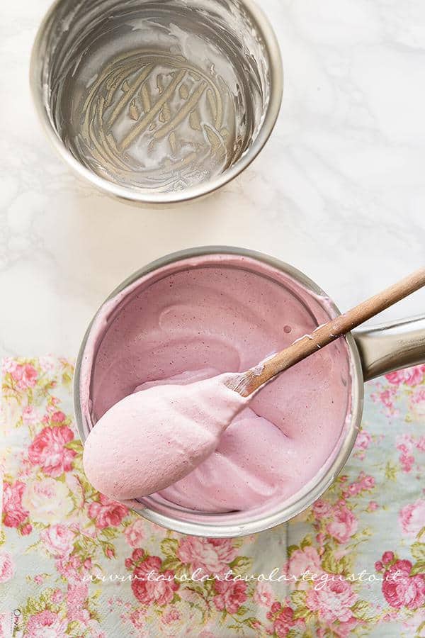Aggiungere alla panna ai frutti di bosco la meringa italiana - Ricetta Mousse ai frutti di bosco