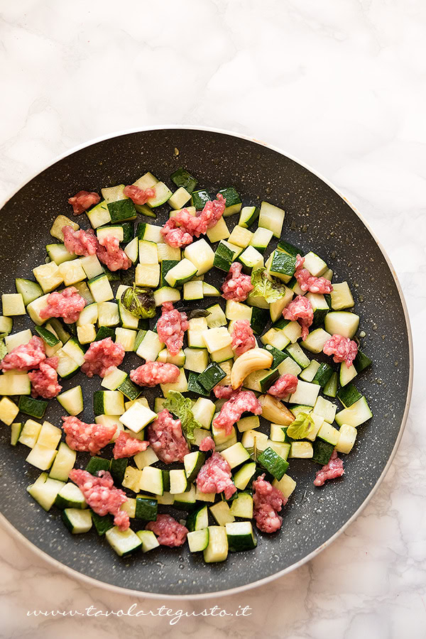 Aggiungere la salsiccia - Ricetta Pasta zucchine e salsiccia