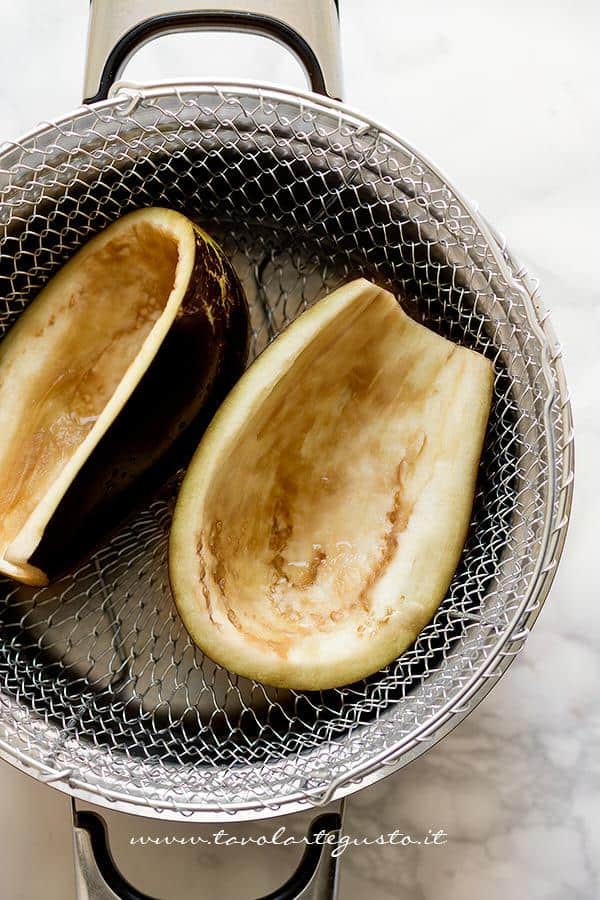 Cuocere a vapore i gusci di melanzane - Ricetta Melanzane ripiene di verdure al forno