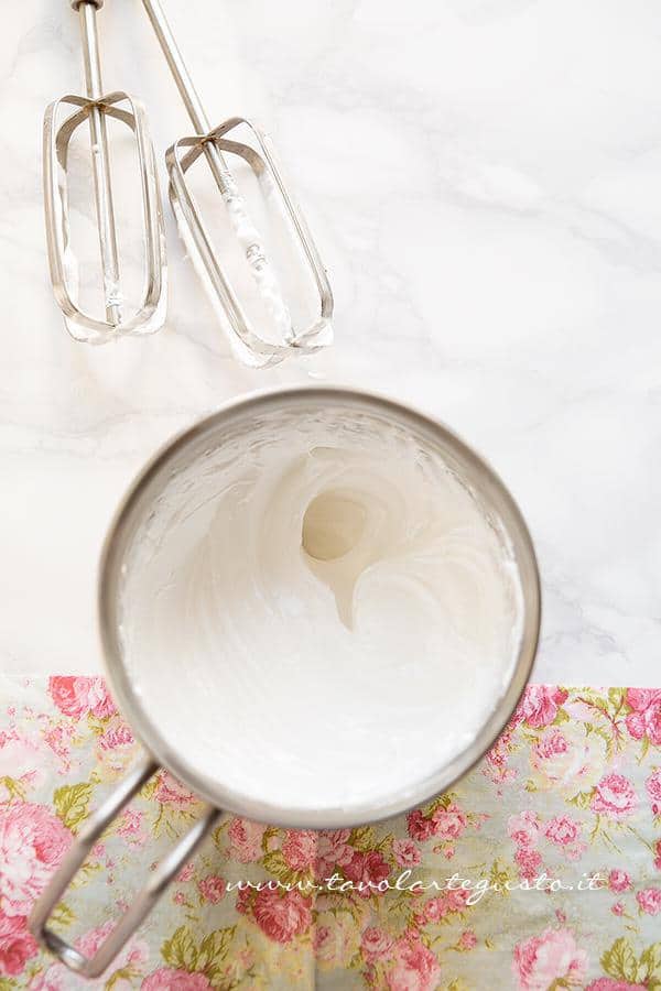 Meringa italiana - Ricetta Mousse ai frutti di bosco