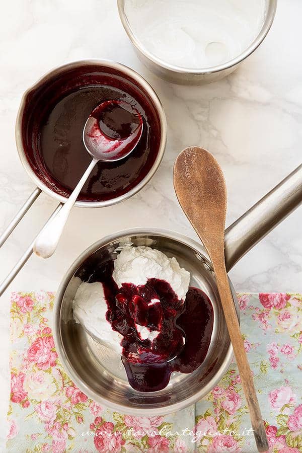 Mescolare parte della salsa ai frutti di bosco alla panna montata - Ricetta Mousse ai frutti di bosco
