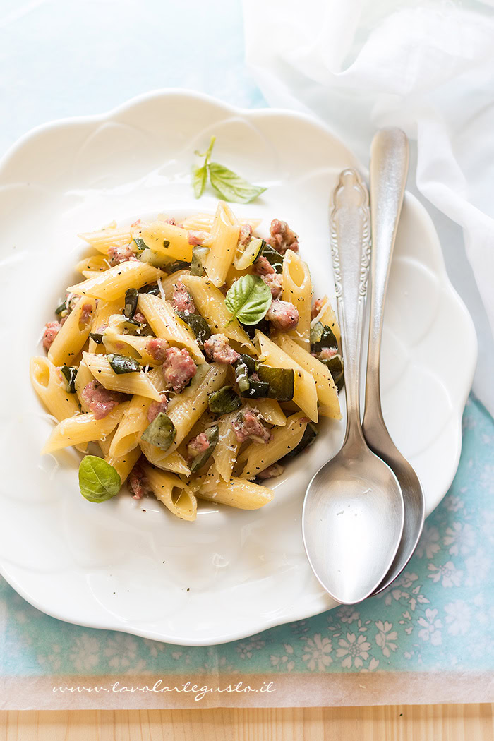 Pasta zucchine e salsiccia - Ricetta Pasta zucchine e salsiccia