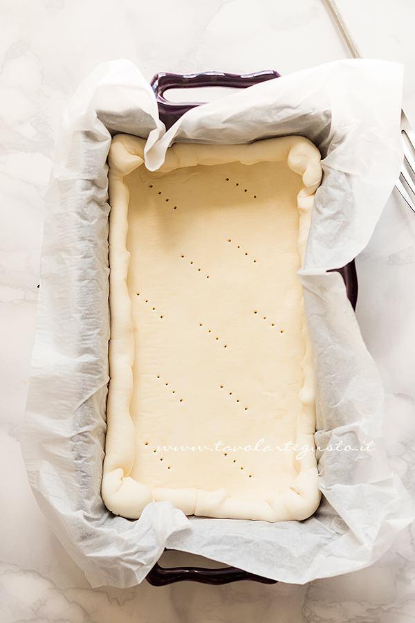 Piegare i bordi della sfoglia - Ricetta Torta salata peperoni e mozzarella