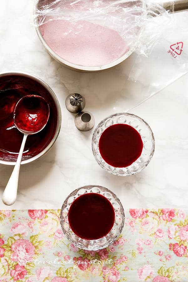 Preparare bicchierini di Mousse - Ricetta Mousse ai frutti di bosco
