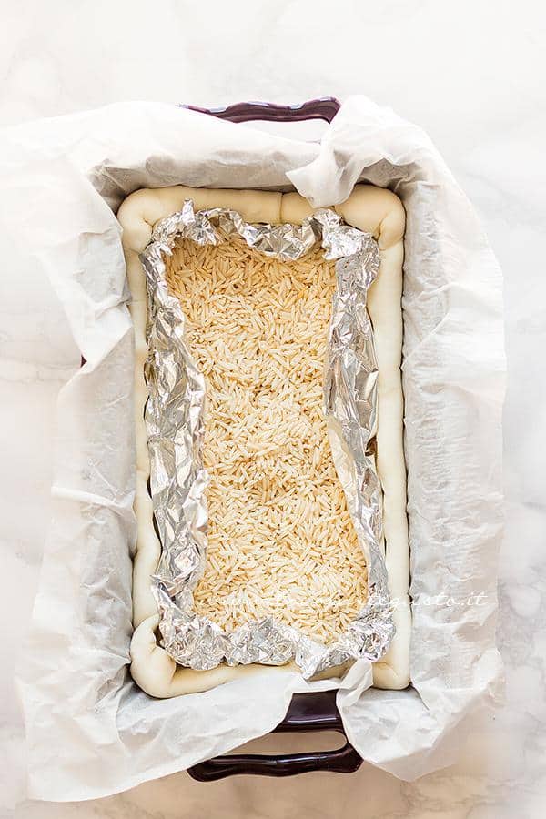 Preparare per la cottura in bianco - Ricetta Torta salata peperoni e mozzarella