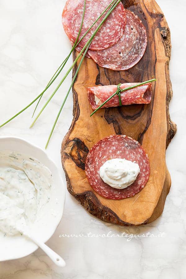 Riempiere le fette di salame con la ricotta - Ricetta Involtini di salame e ricotta