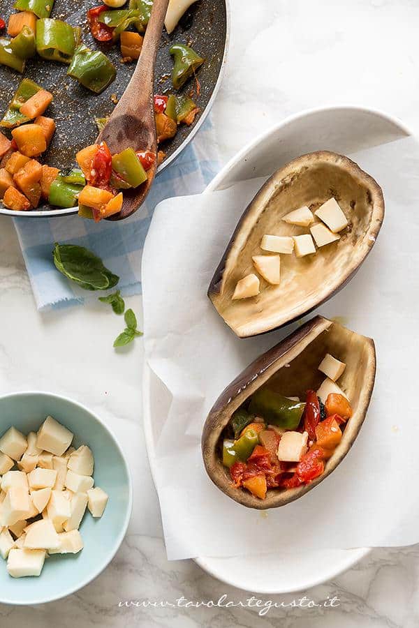 Riempire le melanzane - Ricetta Melanzane ripiene di verdure al forno