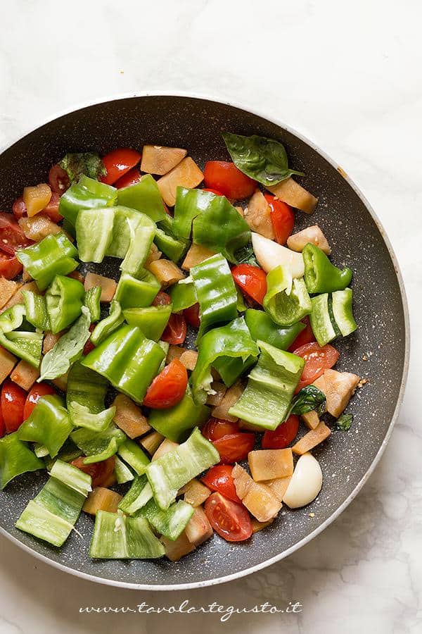 Saltare le verdure in padella - Ricetta Melanzane ripiene di verdure al forno