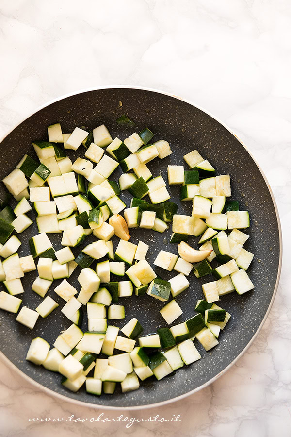 Saltare le zucchine in padella - Ricetta Pasta zucchine e salsiccia