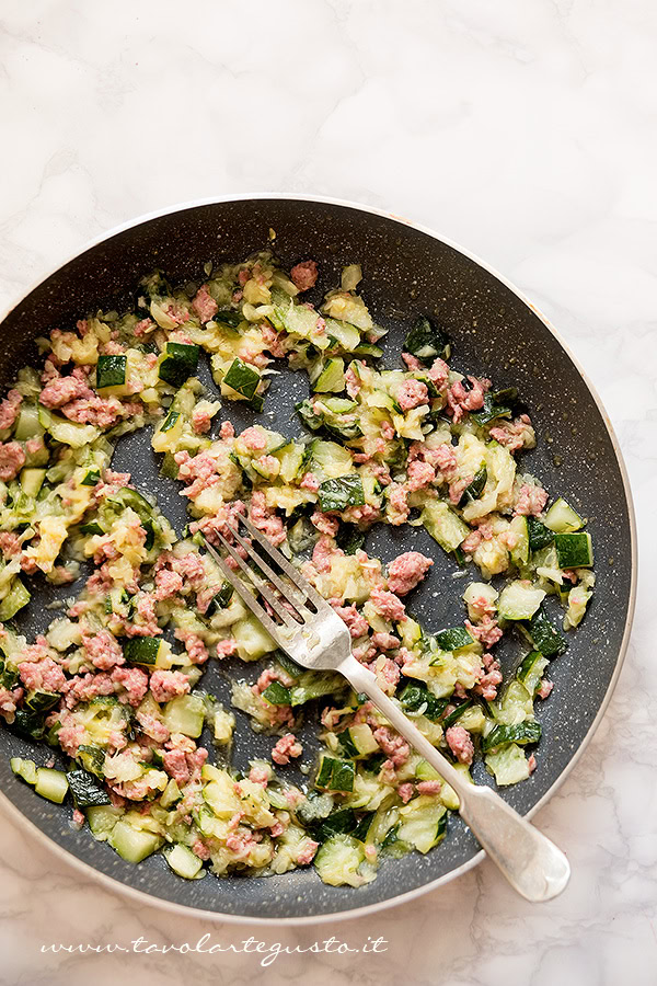 Schiacciare zucchine e salsiccia con la forchetta - Ricetta Pasta zucchine e salsiccia