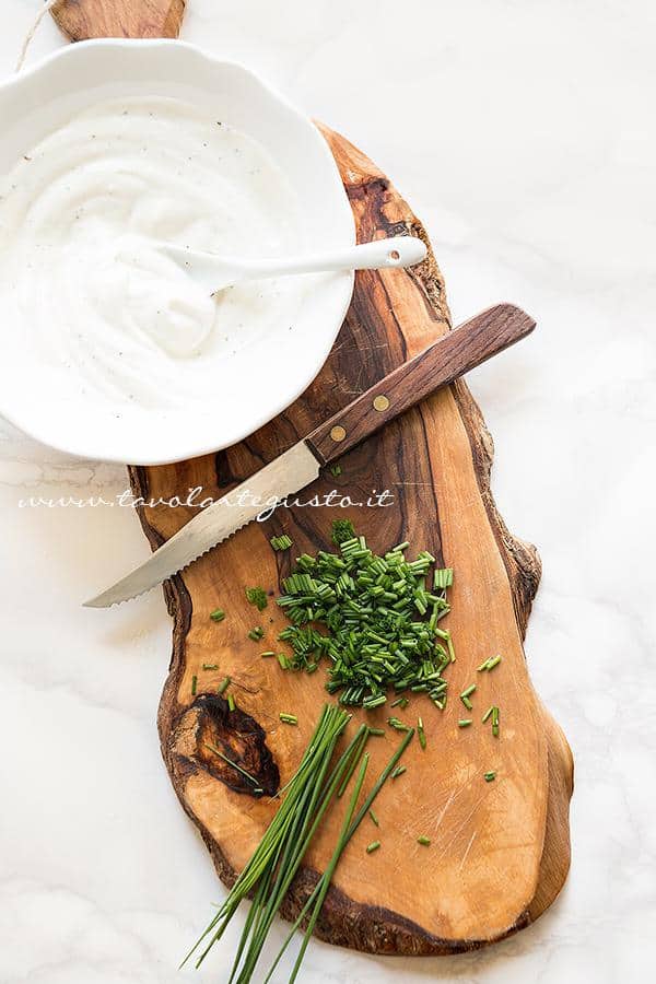 Tritare l'erba cipollina - Ricetta Involtini di salame e ricotta