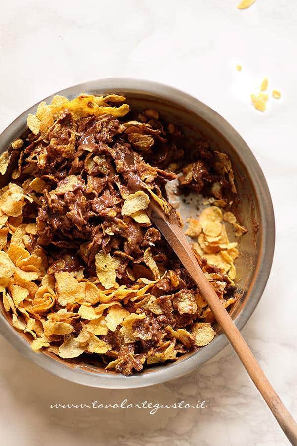 Aggiungere i corn flakes - Ricetta Barrette di cioccolato e corn flakes