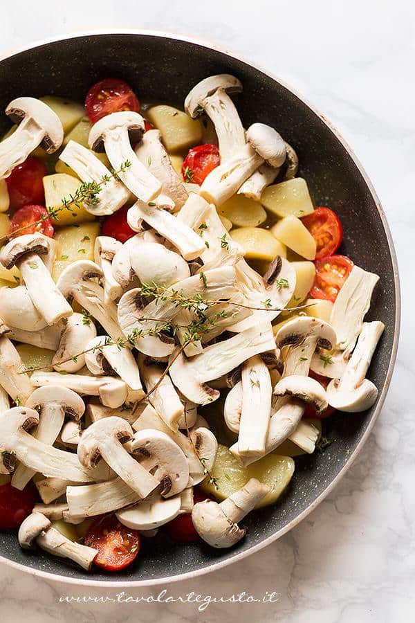 Aggiungere i funghi - Ricetta Patate e funghi al forno