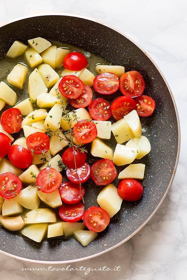 Aggiungere i pomodorini - Ricetta Patate e funghi al forno