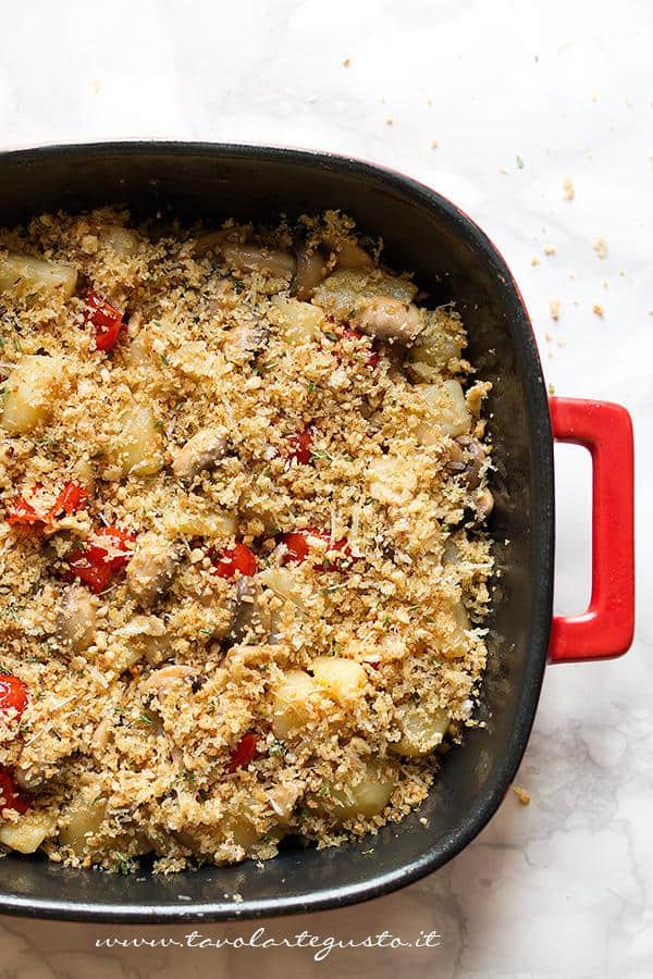 Cospargerle con il composto per la gratinatura - Ricetta Patate e funghi al forno