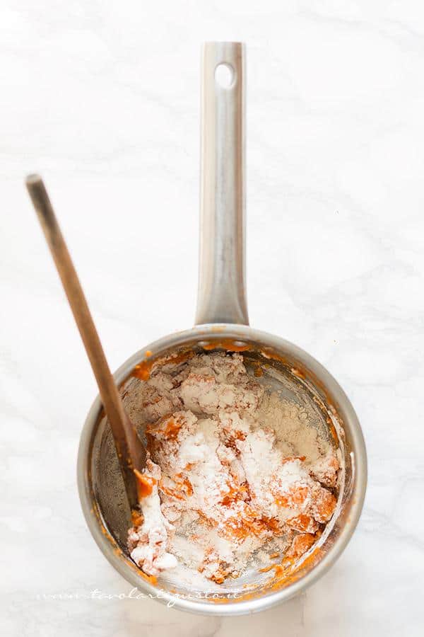 Preparare impasto gnocchi di zucca - Ricetta Gnocchi di zucca