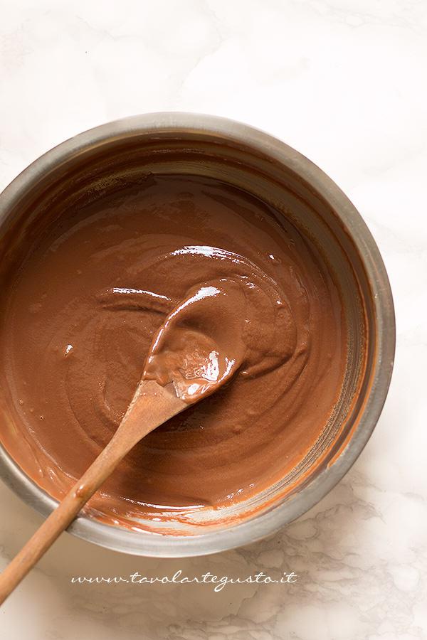 Sciogliere cioccolato e burro - Ricetta Barrette di cioccolato e corn flakes