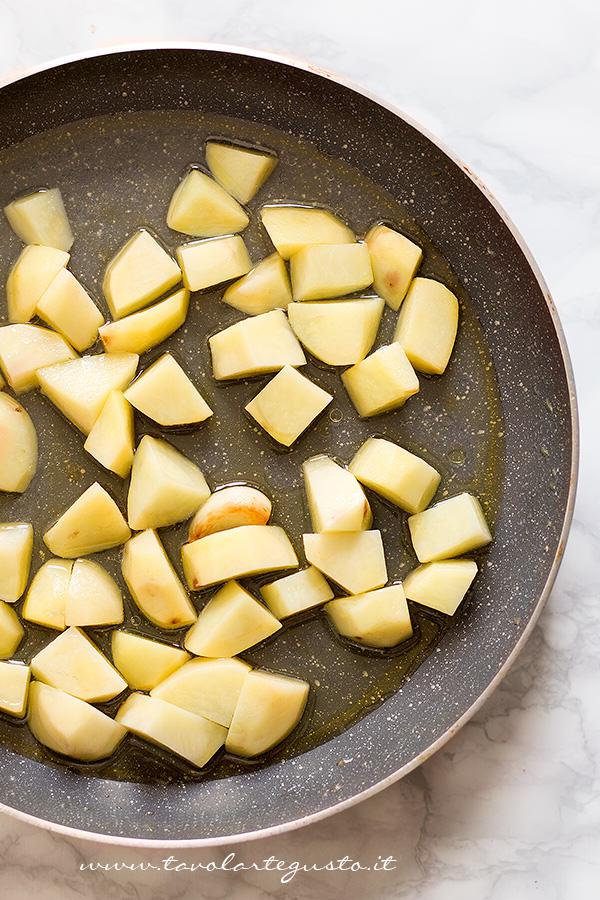 Stufare le patate in padella - Ricetta Patate e funghi al forno