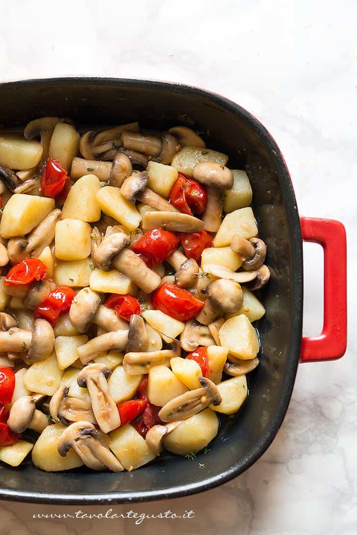 Trasferire le verdure in una teglia - Ricetta Patate e funghi al forno