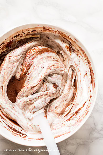 Aggiungere albumi montati a neve - Ricetta Torta Tenerina