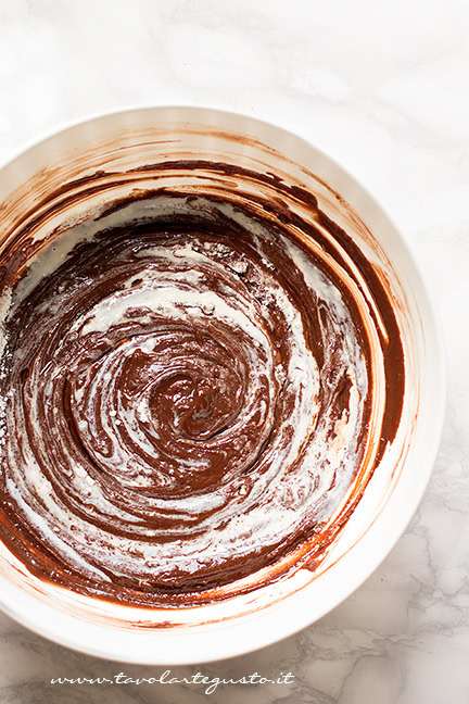 Aggiungere farina e latte - Ricetta Torta Tenerina