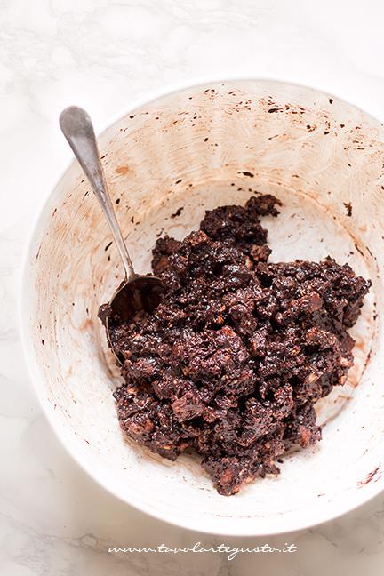 Aggiungere il burro e il latte - Ricetta Salame di cioccolato senza uova