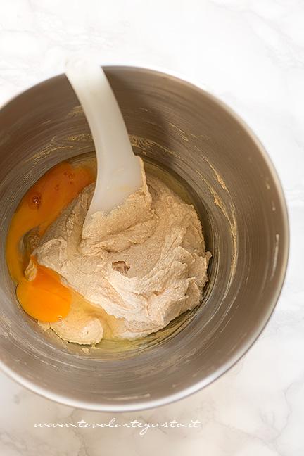 Aggiungere l'uovo all'impasto - Ricetta Biscotti al burro di arachidi