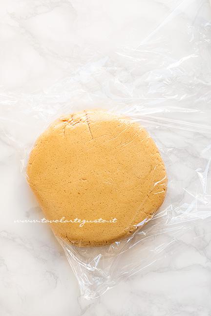 Avvolgere l'impasto nella pellicola - Ricetta Biscotti al burro di arachidi