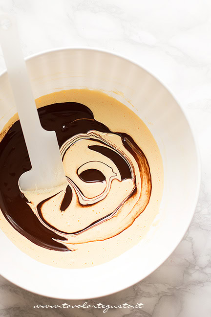 Cioccolato e burro fuso nella montata di uova - Ricetta Torta Tenerina