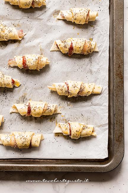 Croissant salati pronti per essere cotti - Ricetta Croissant salati