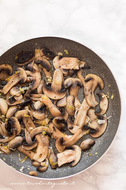 Funghi saltati in padella - Ricetta pasta al forno con funghi e speck