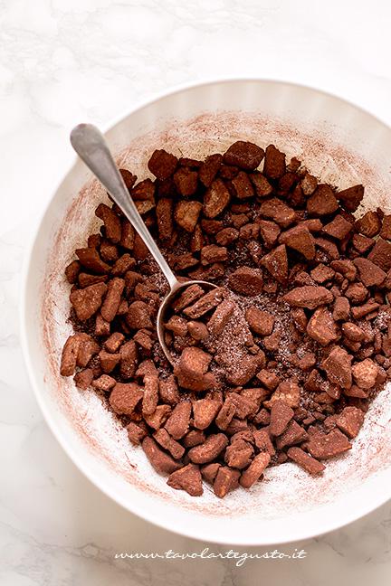 Mescolare ingredienti solidi - Ricetta Salame di cioccolato senza uova