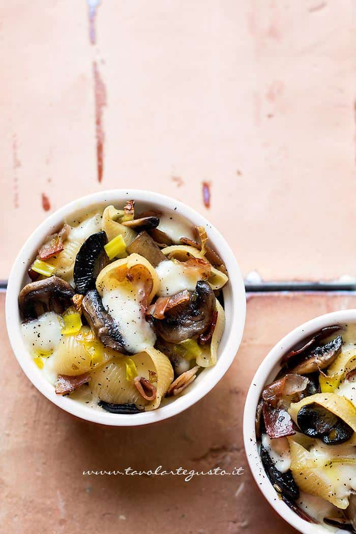 Pasta al forno con funghi e speck - Ricetta pasta al forno con funghi e speck