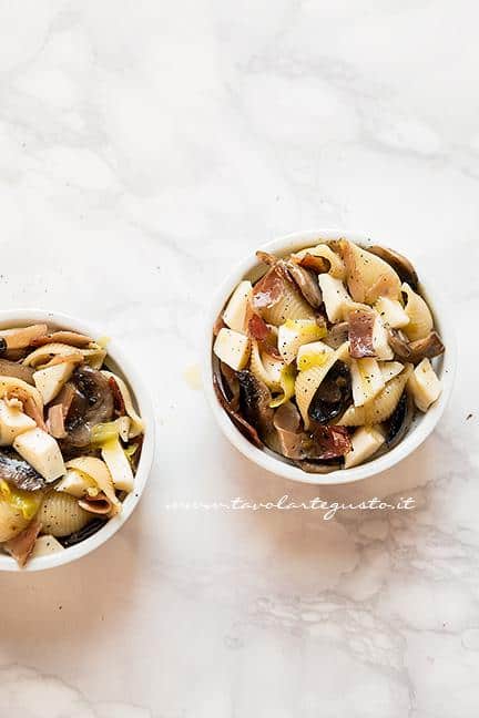 Pirofile pronte per essere infornate - Ricetta pasta al forno con funghi e spe