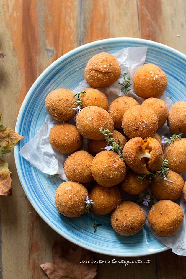 Polpette di zucca con cuore filante di scamorza - Ricetta Polpette di zucca