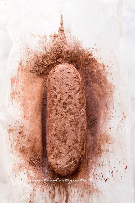 Ricoprire il salame di cacao- Ricetta Salame di cioccolato senza uova