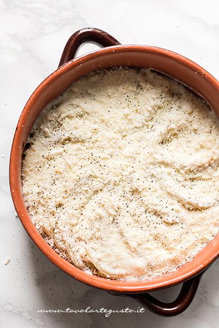 Ricprire la teglia di besciamella e grana - Ricetta Finocchi gratinati
