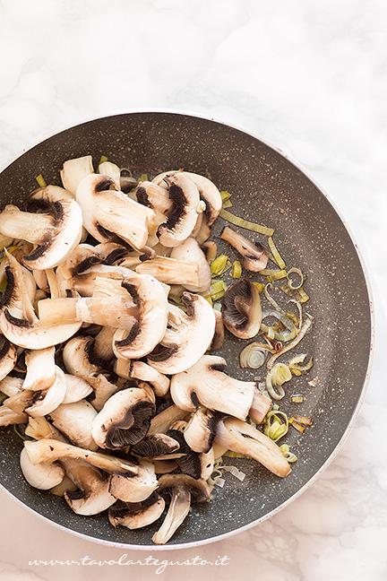 Saltare i funghi in padella - Ricetta pasta al forno con funghi e speck