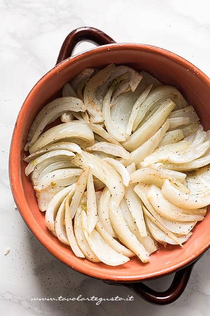 Sistemare i finocchi in una pirofila - Ricetta Finocchi gratinati